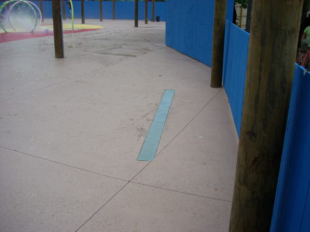 Splash pad trench drain