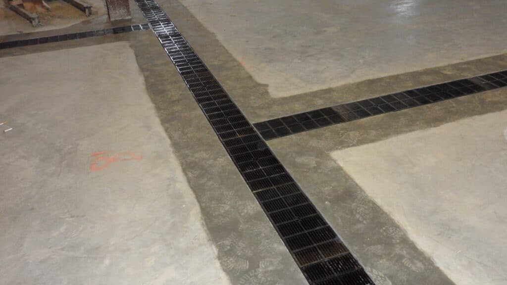 Flat wet process floor trench drain