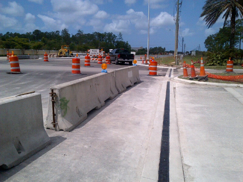 Low speed roadway trench drain